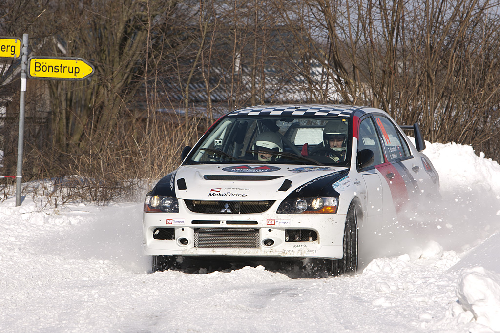 Med en Top 3-placering i det nordtyske sne-kaos er Tim Svanholt og Carina Møller i Mitsubishi Lancer Evo VIII kommet godt fra start i kampen om dette års mesterskab i Division A
(Foto: Johnny Pedersen)